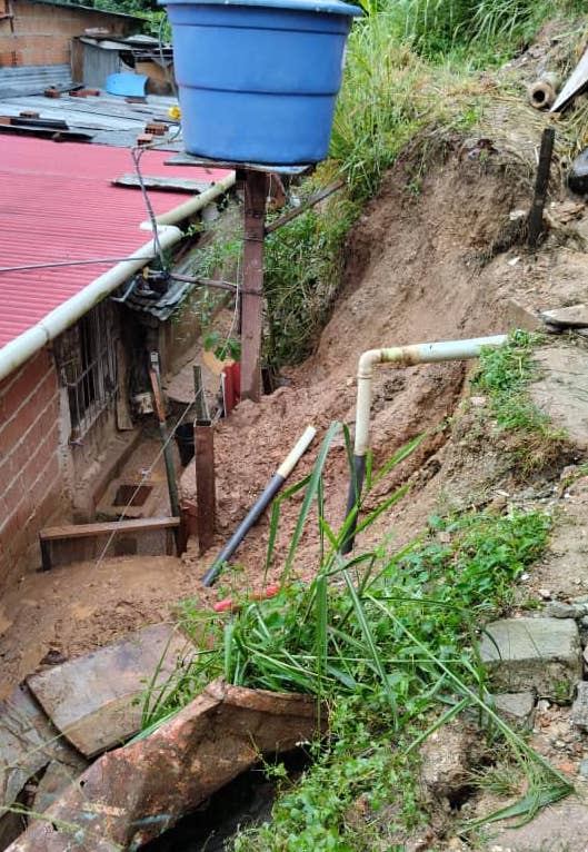 Derrumbes dejan en riesgo cinco casas en Los Mangos