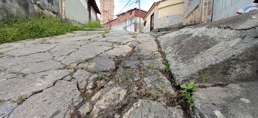 Fracturas en tuberías aquejan a vecinos del callejón Negrín