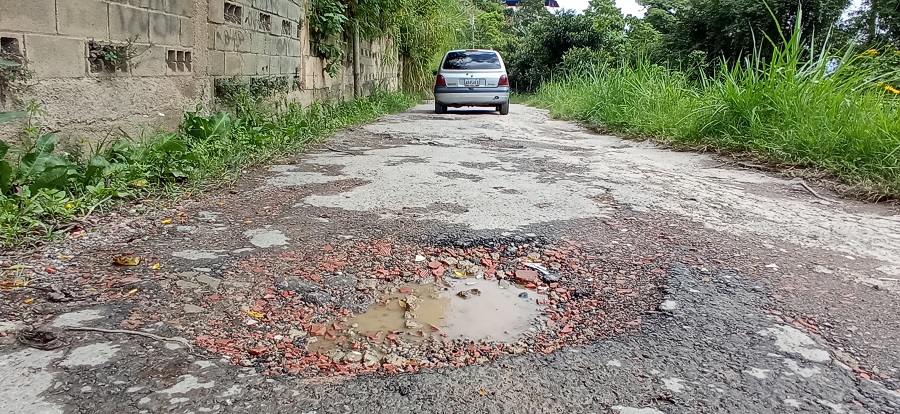 “La calle es intransitable por la cantidad de huecos”