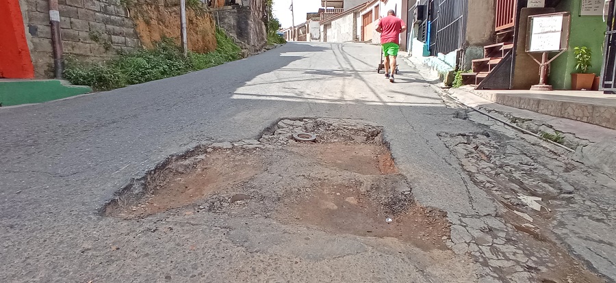 Hueco en Matica Abajo preocupa a los conductores