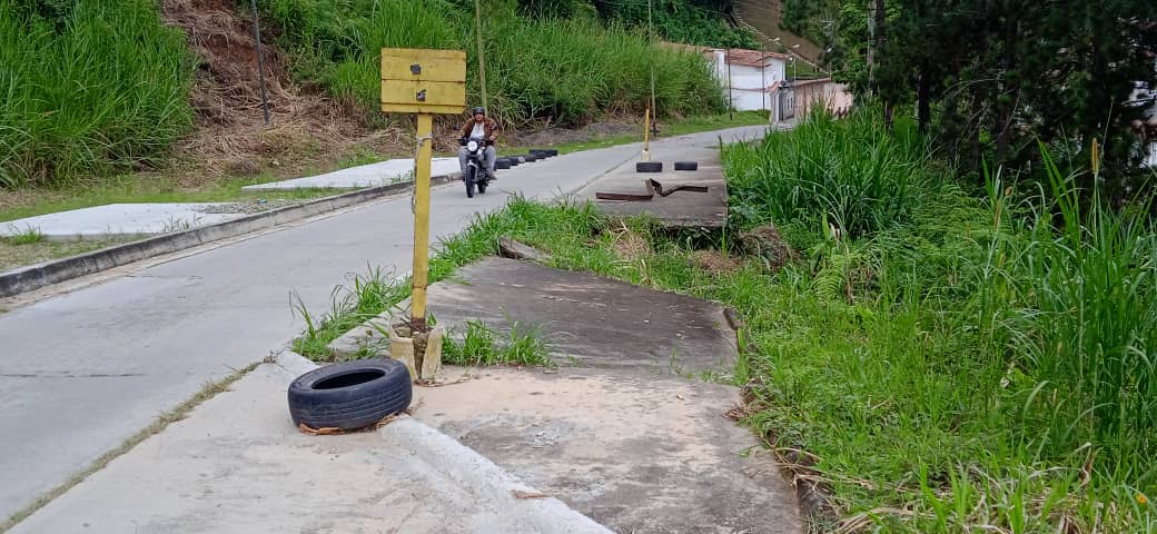 Entrada de Piedra Azul se cae a pedazos