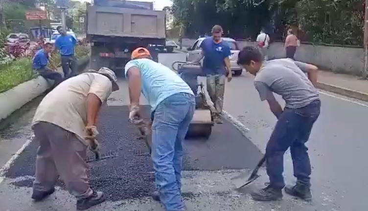 Han aplicado 120 toneladas de asfalto en vías afectadas por lluvias