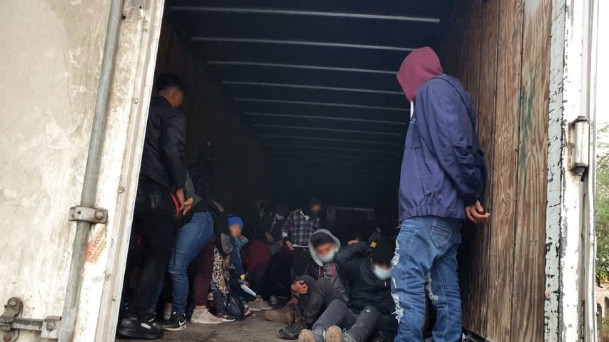 Hallan  a 19 migrantes hacinados en una camioneta en México