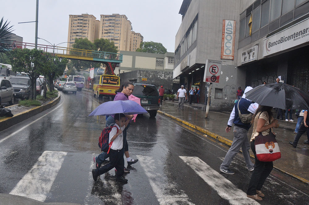 Reportan baja afluencia comercial por lluvias
