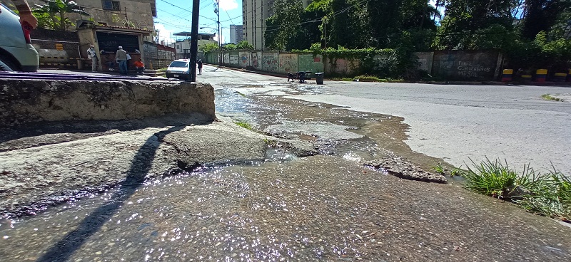 <strong>Vuelve a colapsar colector de aguas servidas</strong>