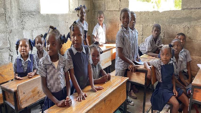 Violencia en Haití impide educación de 2,4 millones de niños
