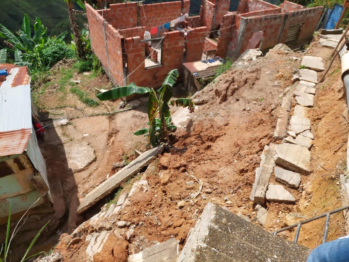 Lluvias tumban caminería y dejan <strong>a 12 familias incomunicadas</strong>