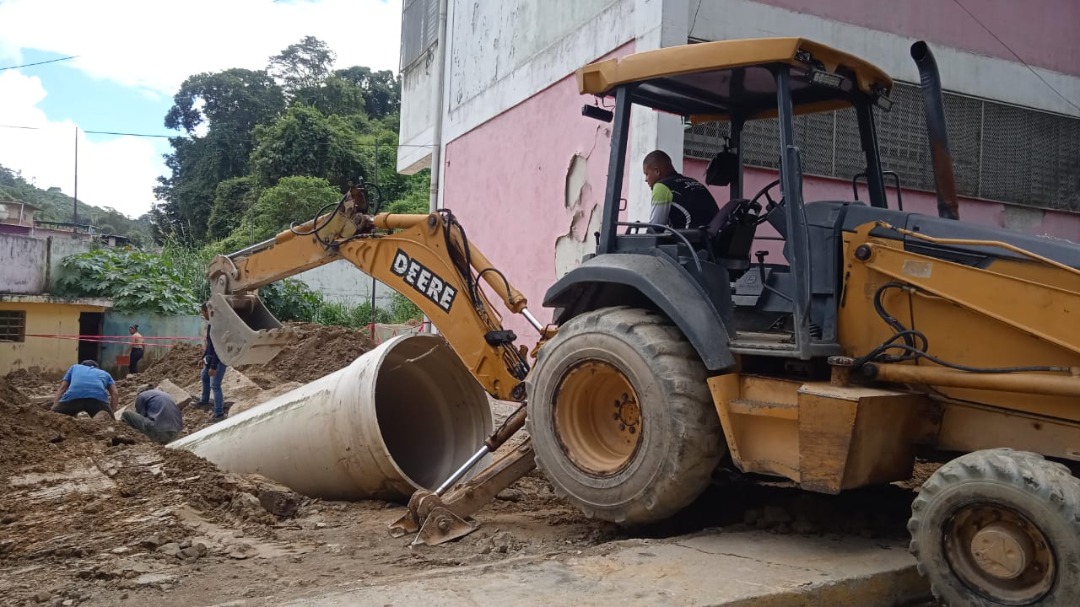 Construcción del colector de lluvias en Los Lagos avanza a un 40%
