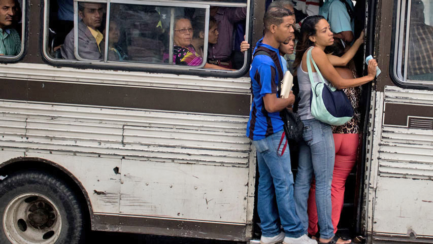 Transportistas convocan “hora 0” en protesta por escasez de combustible