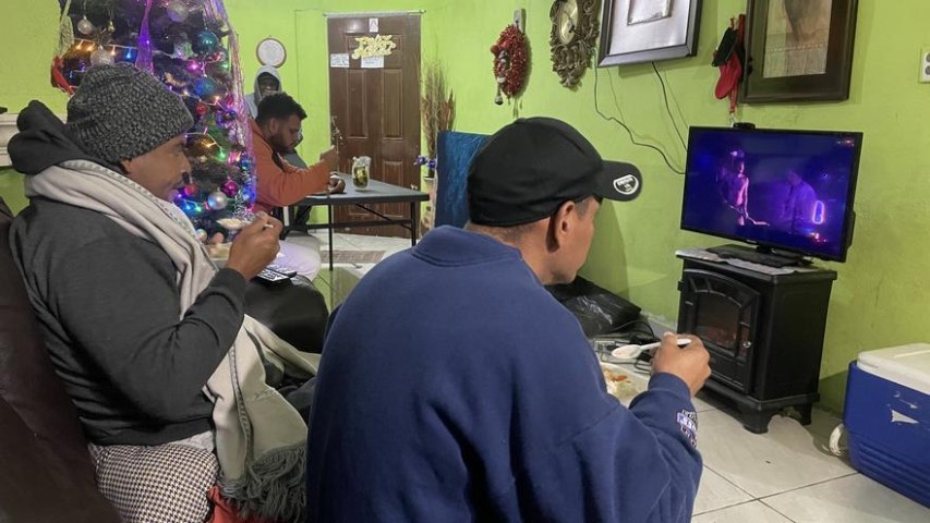 Mexicanos acogen a migrantes en la frontera norte con frío y refugios llenos