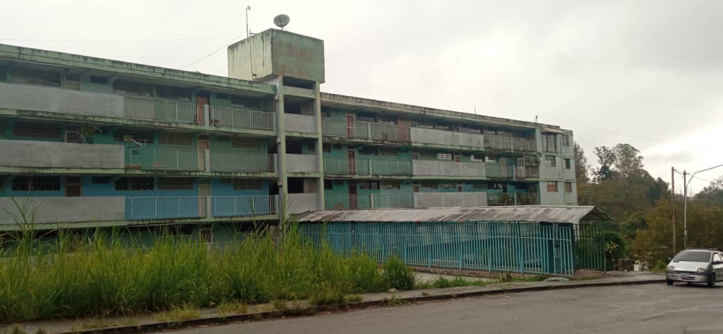 Vecinos piden ayuda para reparar edificios de El Paso