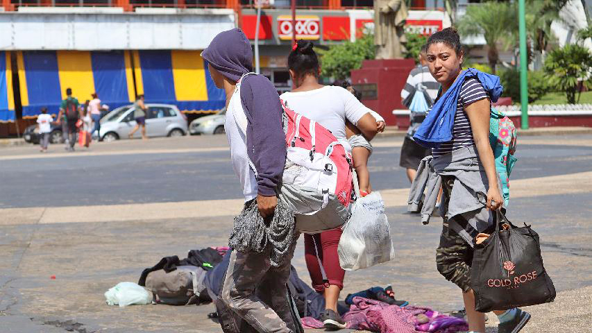 Cientos de migrantes inician caravana en frontera sur de México