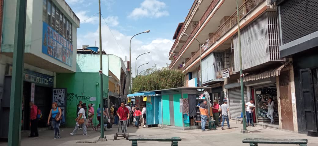 Comerciantes ofrecen rifas y promociones por temporada navideña