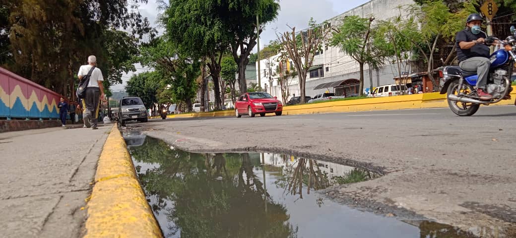 <strong>Aguas residuales se estancan en la avenida Bicentenario</strong>