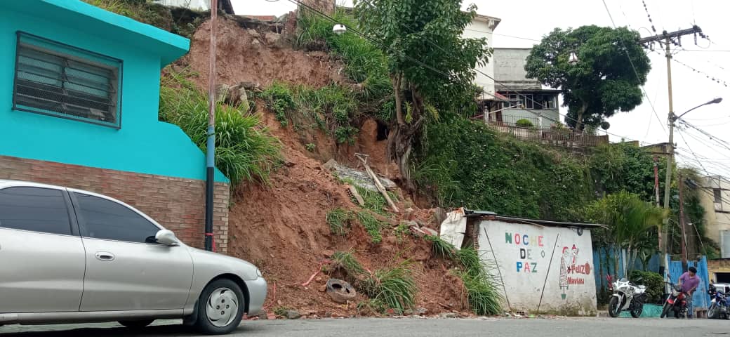 Deslizamiento de tierra en afecta a vecinos de La Estrella