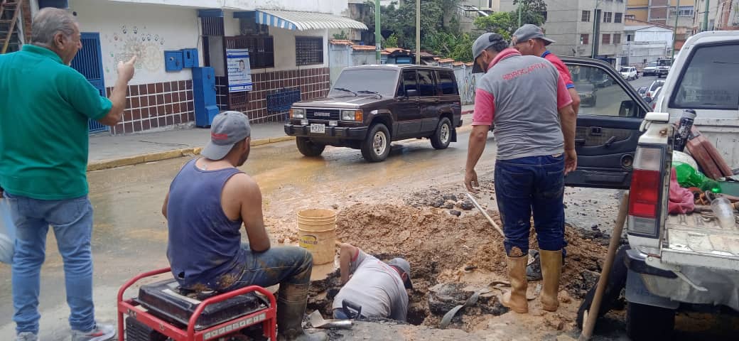 <strong>Hidrocapital repara bote de agua en la avenida Bolívar</strong>