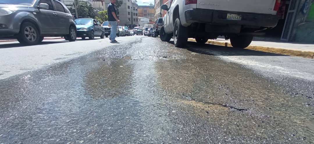 <strong>Bote de agua inunda la avenida Bolívar</strong>