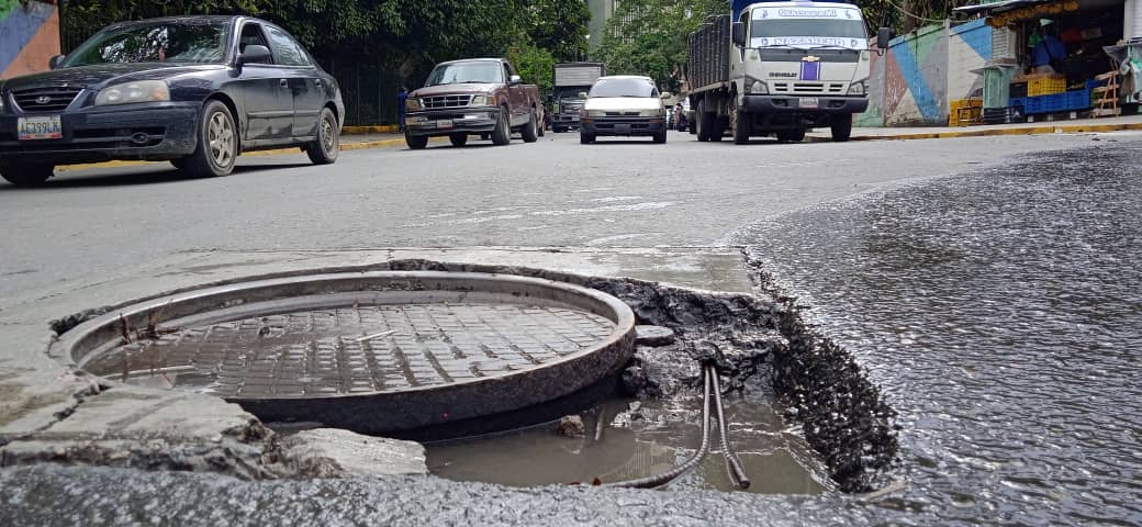 Reportan hundimiento de tanquillas en calle Campo Elías