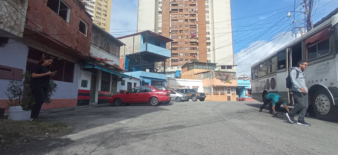 <strong>Reportan mejoras en distribución de agua en calle El Policía</strong>