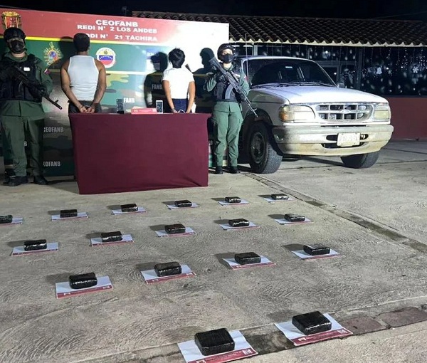 GNB incauta 17 panelas de cocaína ocultas en camioneta