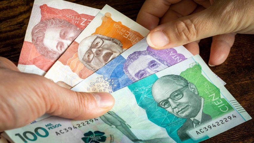 El dólar pasa los 5.000 pesos por primera vez en Colombia