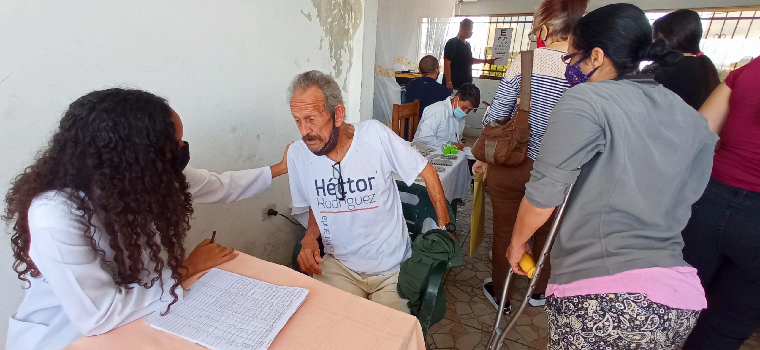 Atienden a 300 personas <strong>en jornada médica en Las Brisas</strong>