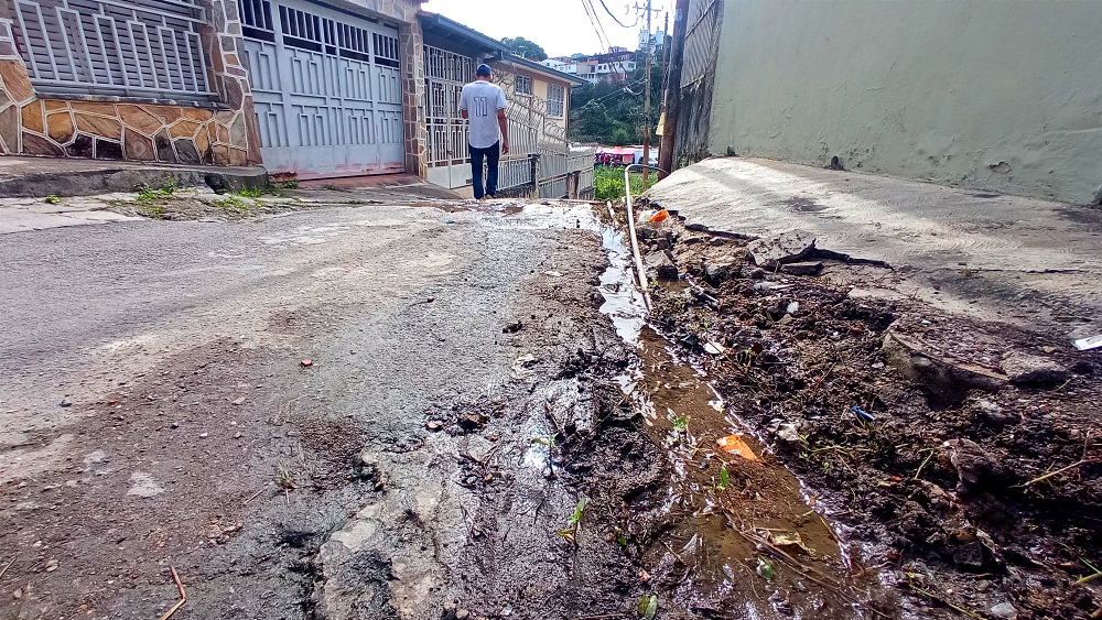 <strong>Dos años cumple bote de agua en callejón Negrín</strong>