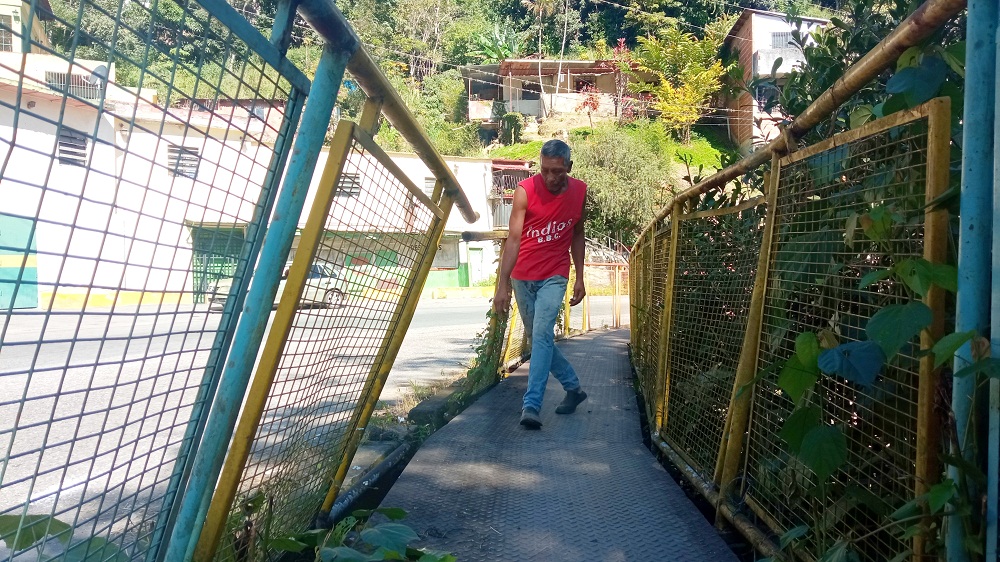 Alertan sobre puente en mal estado en la carretera vieja