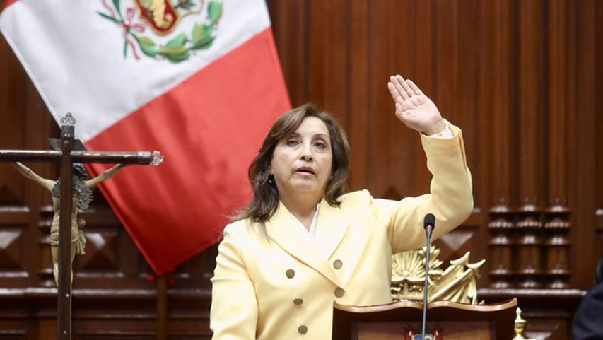 Dina Boluarte jura como primera presidenta de Perú