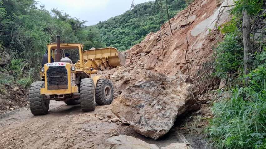 Continúan labores para despejar carretera en Ocumare de la Costa