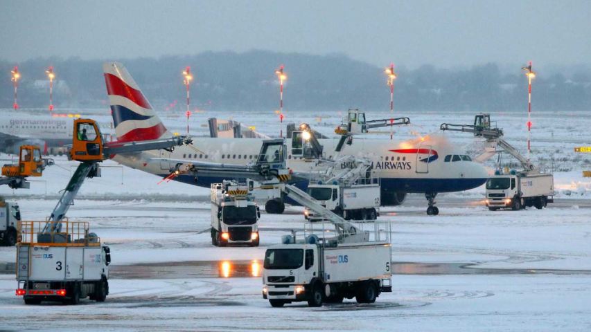 Decenas de vuelos cancelados por nevadas en Reino Unido