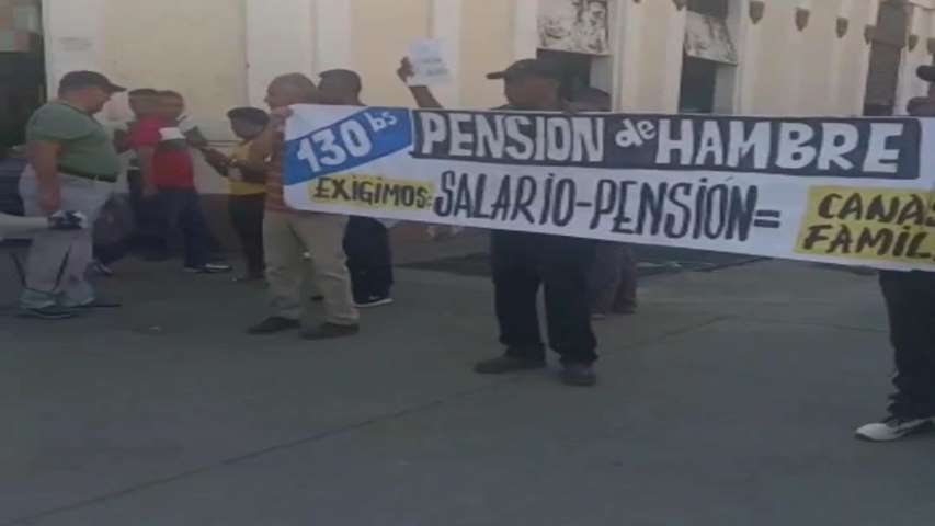 Trabajadores públicos y privados protestan para exigir aumento salarial