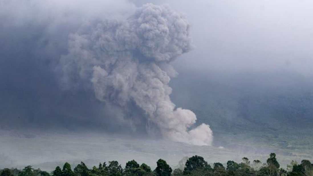 Casi 2.000 desplazados tras la erupción de un volcán en Indonesia