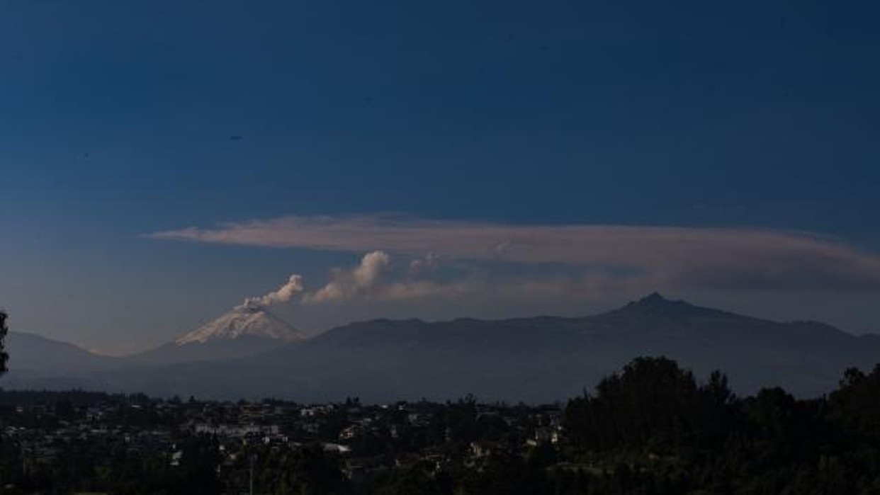 El volcán ecuatoriano, Cotopaxi lanza nube de ceniza de un kilómetro