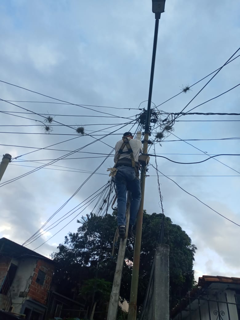 Corpoelec restablece servicio en calle Cardenal Quintero