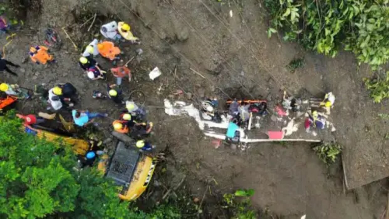Derrumbe sepultó un bus con más de 20 pasajeros