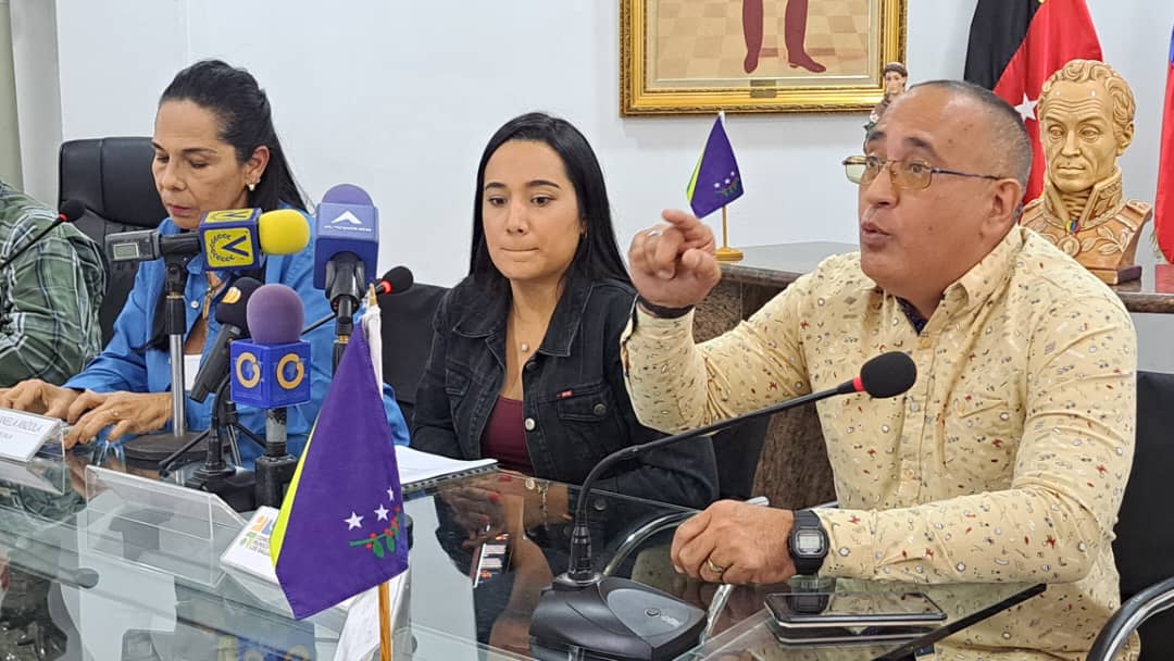 “Tanto el alcalde de Los Salias como los concejales nos oponemos al aumento del pasaje”