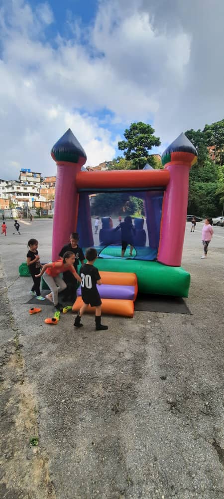 Club de Fútbol da la bienvenida a la navidad en Residencias Lagunetica