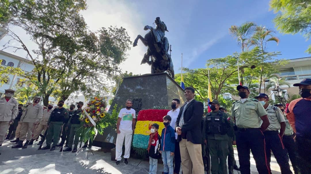 “Bolívar murió solo, traicionado y desterrado “
