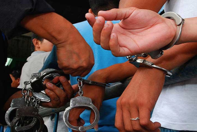 Arrestados tres policías por permitir acto sexual dentro de un calabozo