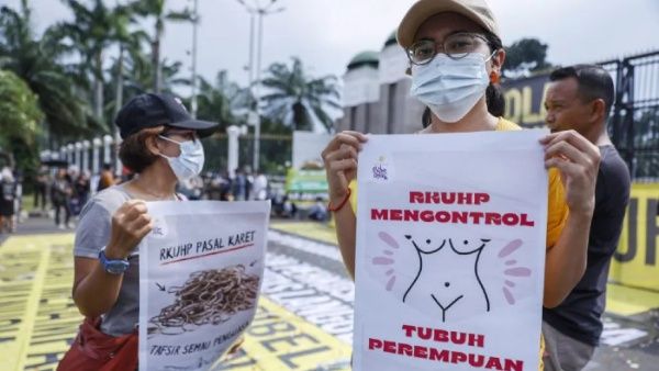 Indonesia aprueba reforma que prohíbe el sexo extramarital
