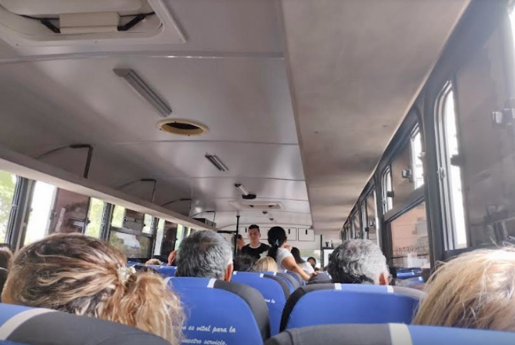Sexagenario tocó a unas universitarias en un autobús