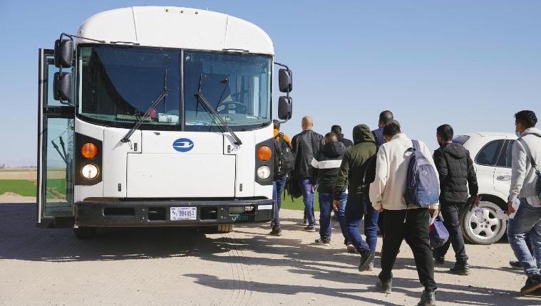 Texas envió buses con migrantes a la casa de vicepresidenta Kamala Harris