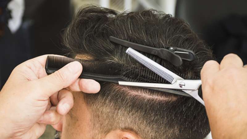 Se gastan hasta $5 en un corte de cabello