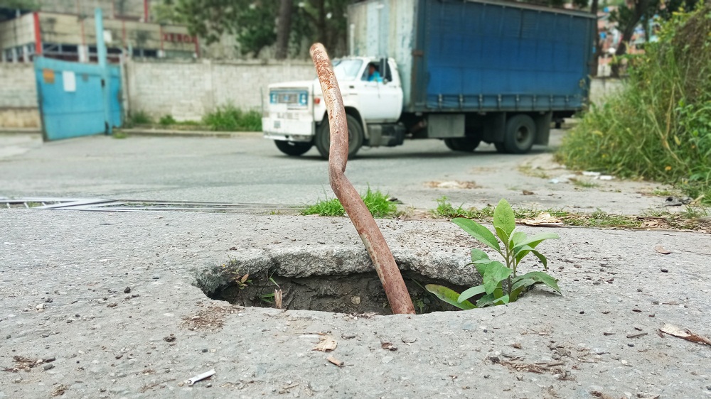 <strong>Súper hueco pone en riesgo a conductores en La Fosforera</strong>