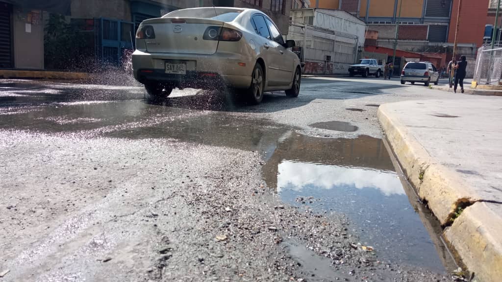 <strong>Bote de agua genera preocupación la Avenida Bolívar</strong>