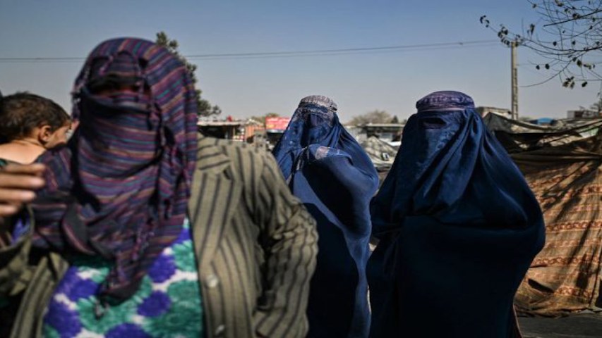 Mujeres afganas observan el Día de la Educación separadas de las aulas