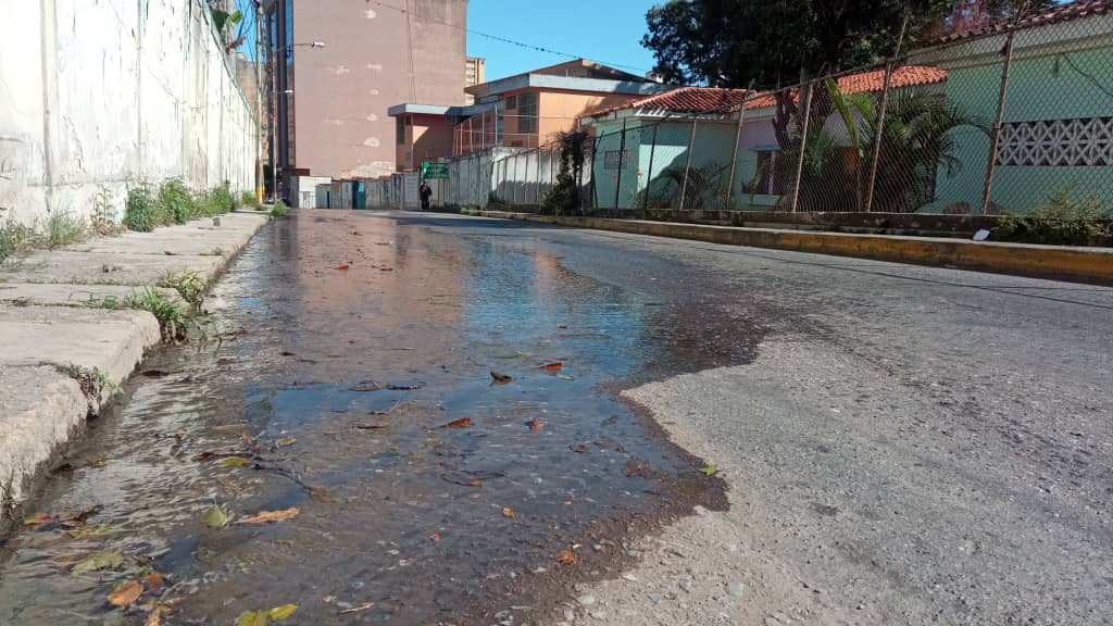 <strong>Hace cinco días se desperdicia el agua en la calle Ribas</strong>