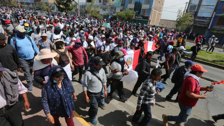 Detienen a dirigentes de protestas y atacan casa de congresista en Perú