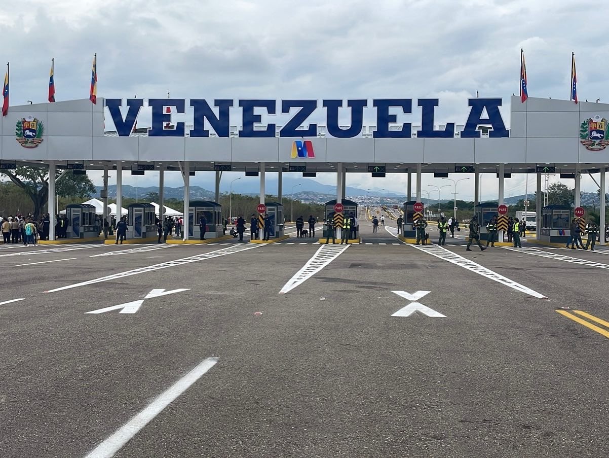 Venezuela y Colombia abren sus fronteras al paso de vehículos